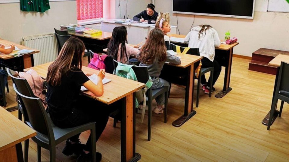 Profesorii şi personalul auxiliar din învățământ vor putea primi prime pentru activitatea didactică